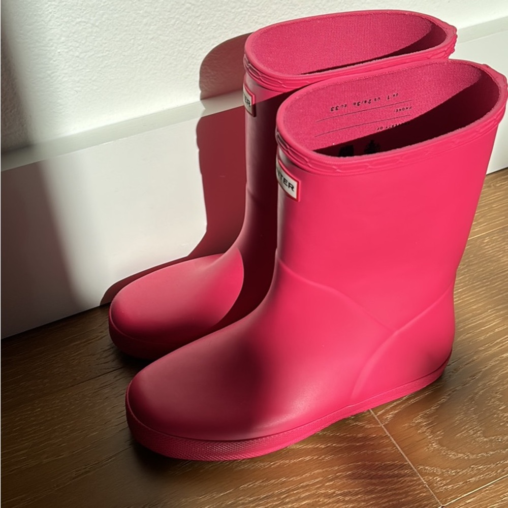 Almost new Hunter boots in hot pink. Size US 2 kids